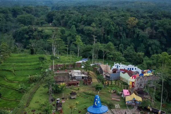 merupakan tempat wisata yang paling banyak dikunjungi, karena konsep dari tempat wisata ini yaitu sebagai tempat wisata edukasi dan instagramable