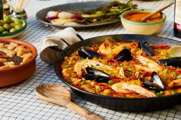 Menggali Sejarah Paella: Dari Tradisi Valencia ke Meja Dunia