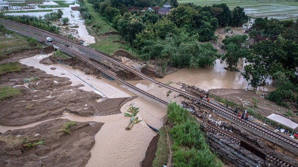 Perjalanan Kereta Api Argo Bromo Anggrek Terganggu Akibat Banjir di Wilayah Jawa Tengah